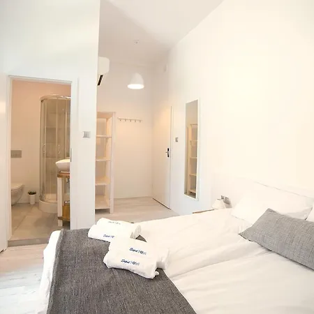 Проживание в семье Point